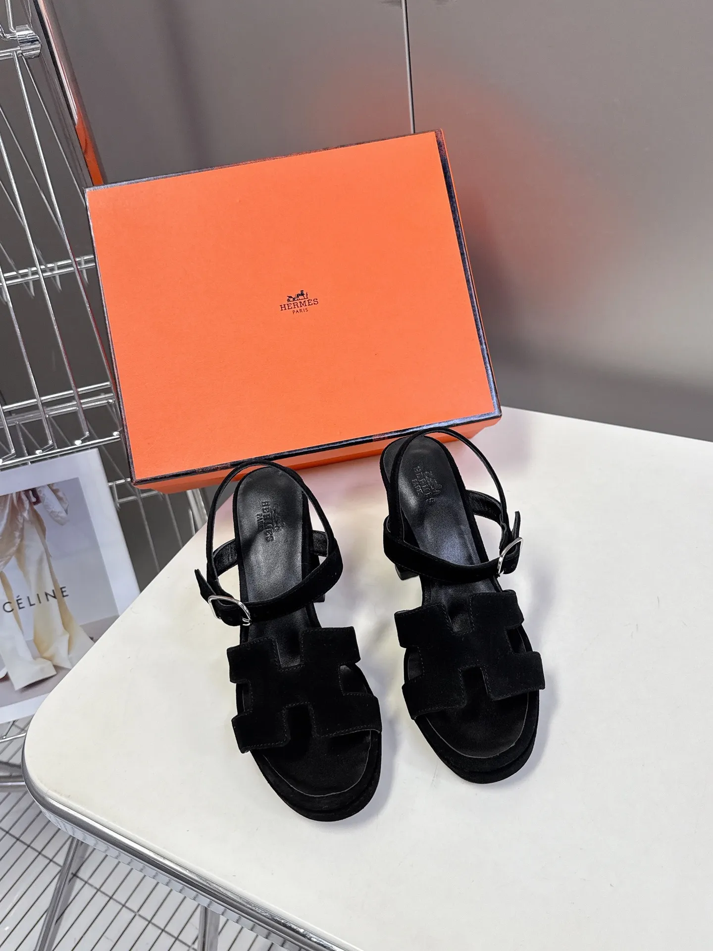 👟👟Ex-factory price 620👟👟 Hermès new spring and summer high-heeled sandals 🧡Upper: imported first-layer suede cowhide, mixed lambskin for feet, original leather outsole. You get what you pay for, genuine materials, whether it is leather, last shape, sole, or craftsmanship, all are consistent with ZP❗️ 🧡Suede high-heeled sandals, classic "H"-shaped upper with flexible ankle strap to highlight the slender ankle, about 9 cm high heels to reshape the body shape, genuine leather soles to enhance style, simple and smooth design, creating a fashionable and feminine look.  🧡Size: 35-39 yards (40 can be customized with no return or exchange) 🧡Color: multi-color 🧡Heel height: about 9 cm at the heel and 2 cm at the bottom